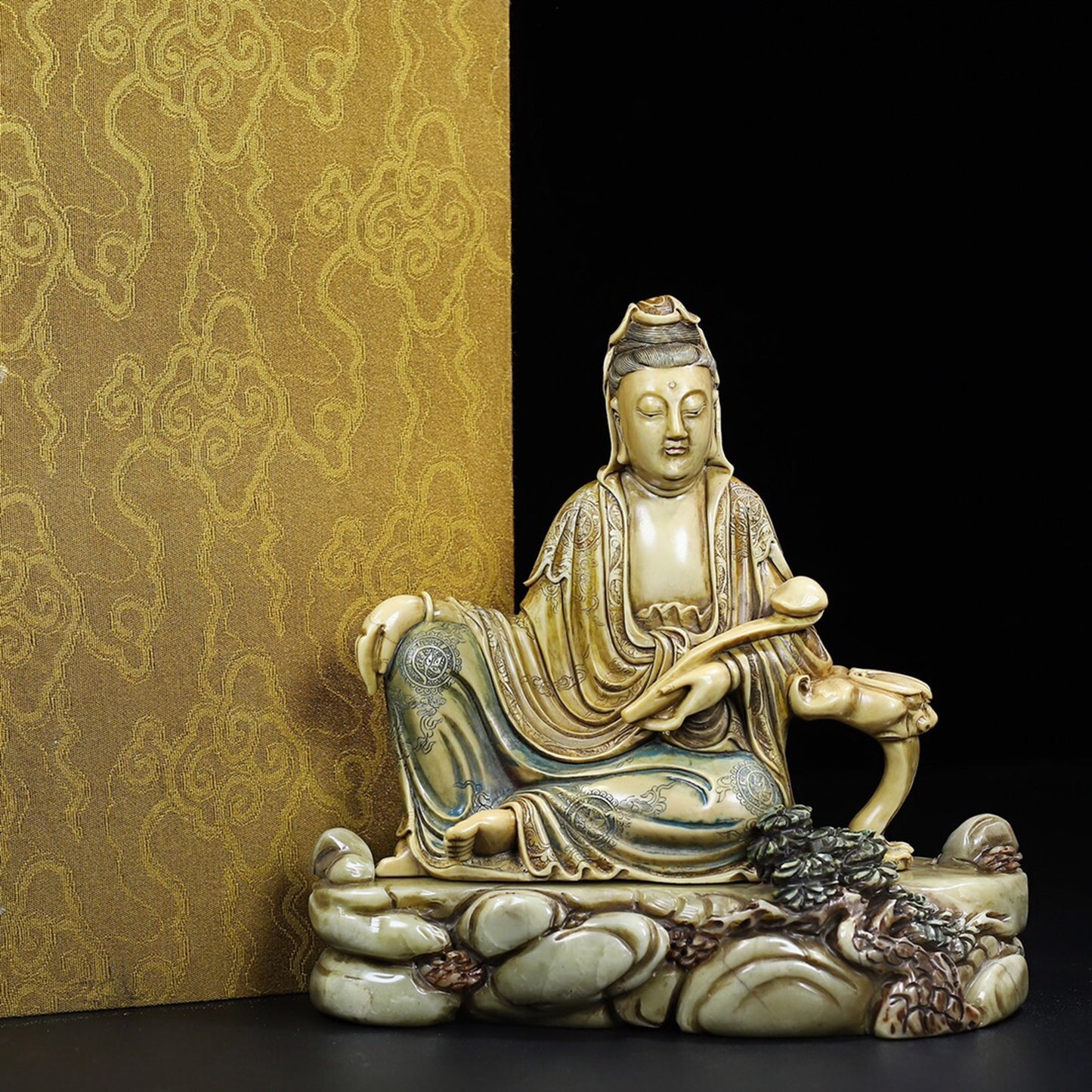 Chinese Antique Shoushan Stone [Goddess of Mercy Blessing]