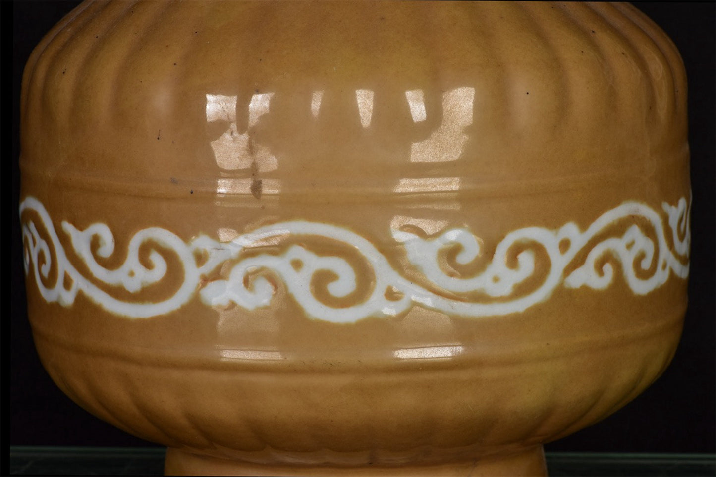 Chinese antique sauce glaze with white curly grass pattern and flower watering