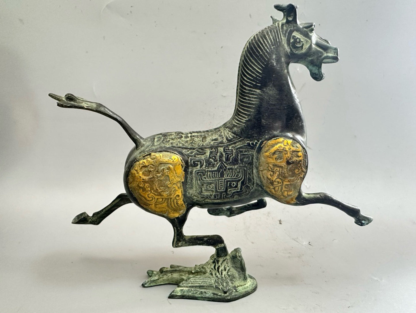 Pure copper antique gilded golden horse steps on a flying swallow