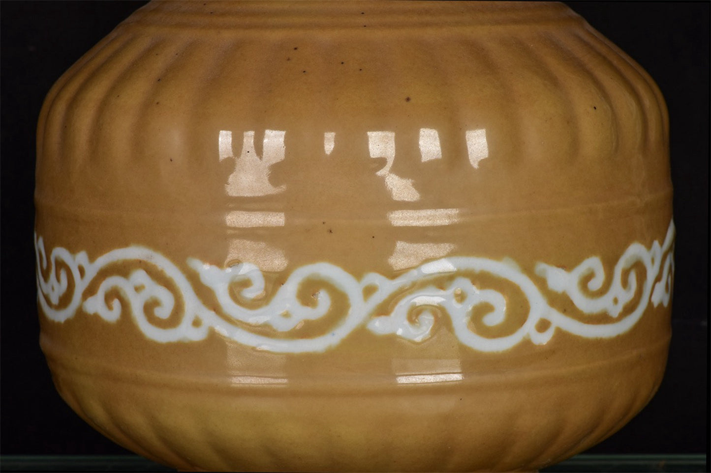 Chinese antique sauce glaze with white curly grass pattern and flower watering