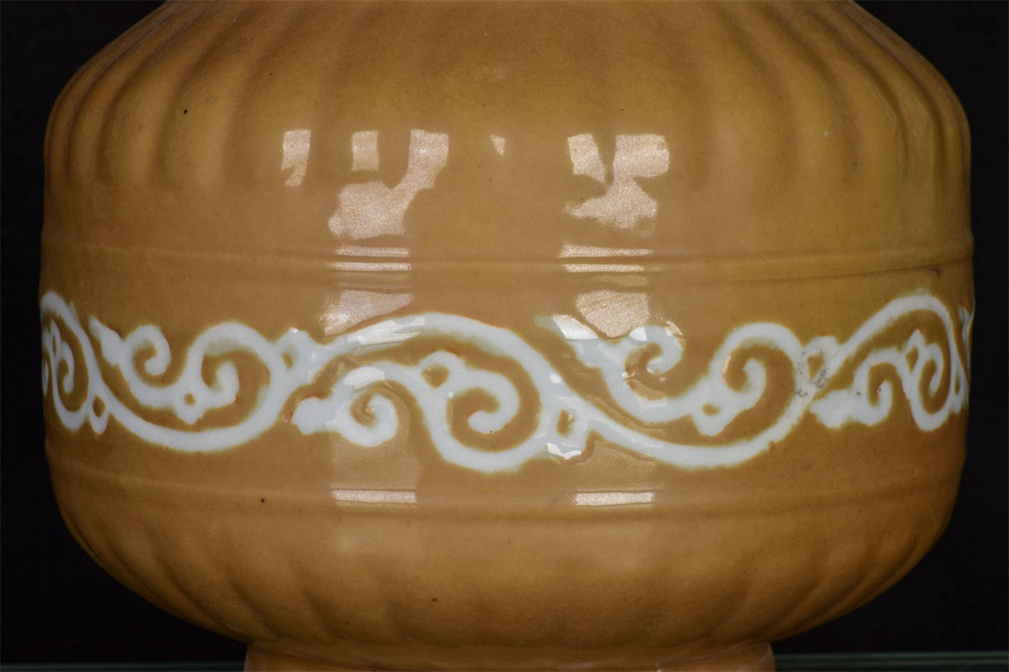 Chinese antique sauce glaze with white curly grass pattern and flower watering