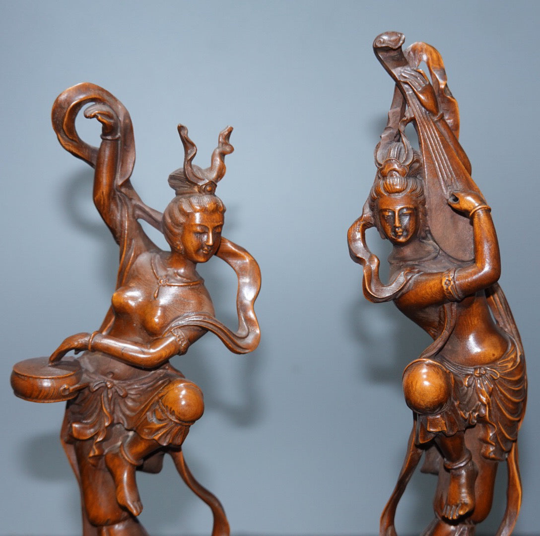 Paired flying beauty ornaments made of boxwood