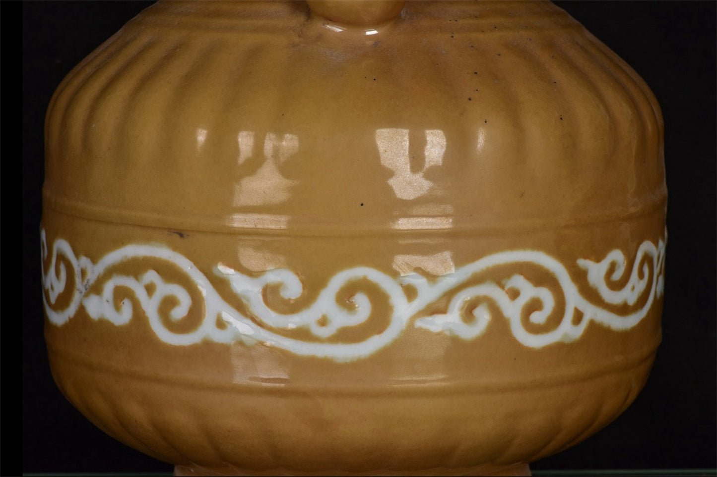 Chinese antique sauce glaze with white curly grass pattern and flower watering