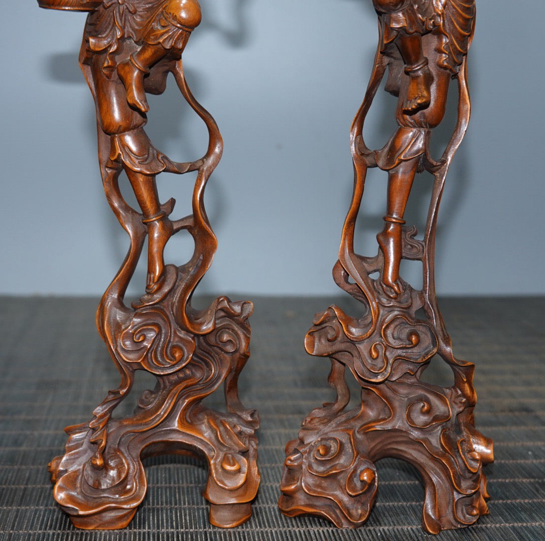 Paired flying beauty ornaments made of boxwood