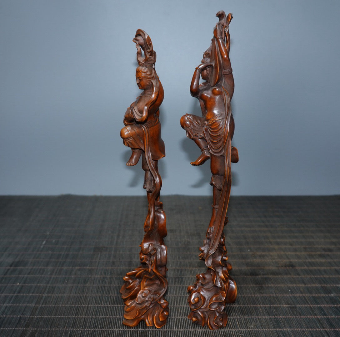 Paired flying beauty ornaments made of boxwood