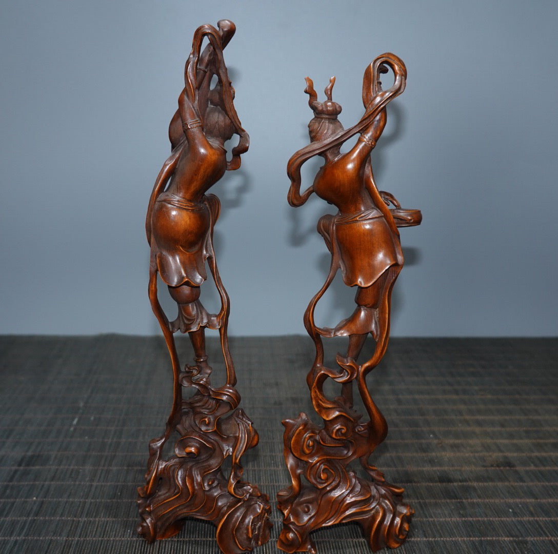 Paired flying beauty ornaments made of boxwood