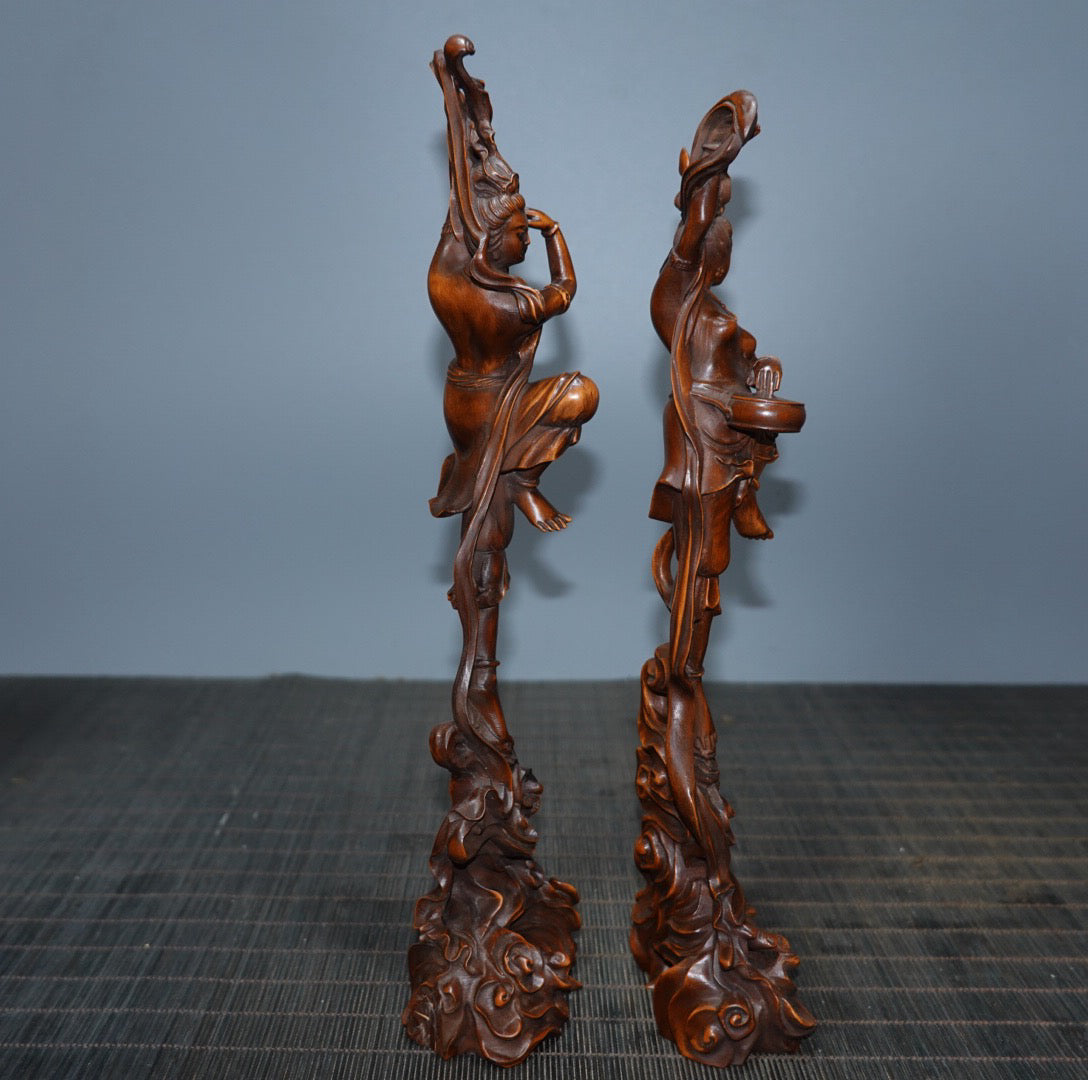 Paired flying beauty ornaments made of boxwood