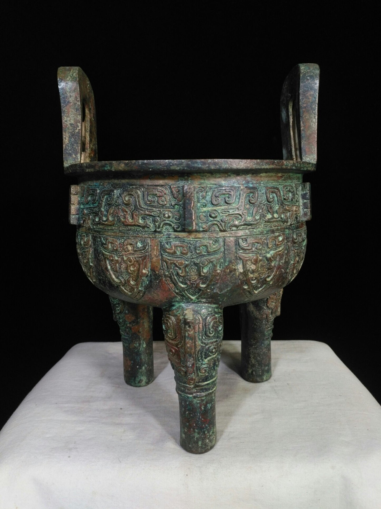 Chinese antique bronze "Cloud and Thunder Pattern Ding"