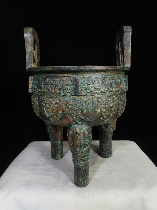 Chinese antique bronze "Cloud and Thunder Pattern Ding"