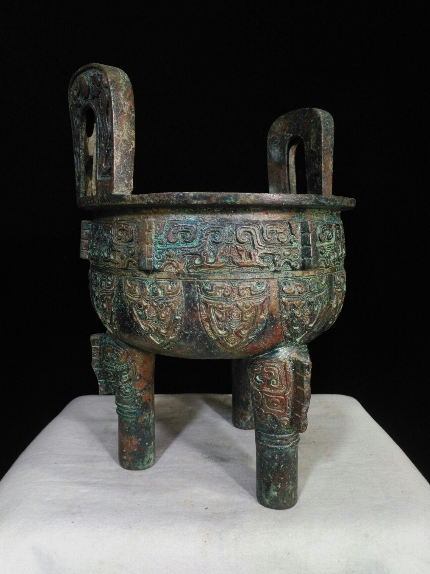 Chinese antique bronze "Cloud and Thunder Pattern Ding"