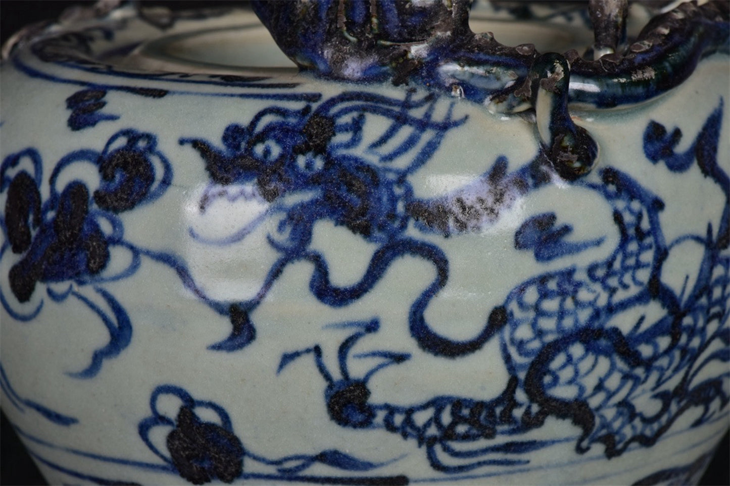 Chinese antique blue and white dragon patterned coiled dragon pen wash