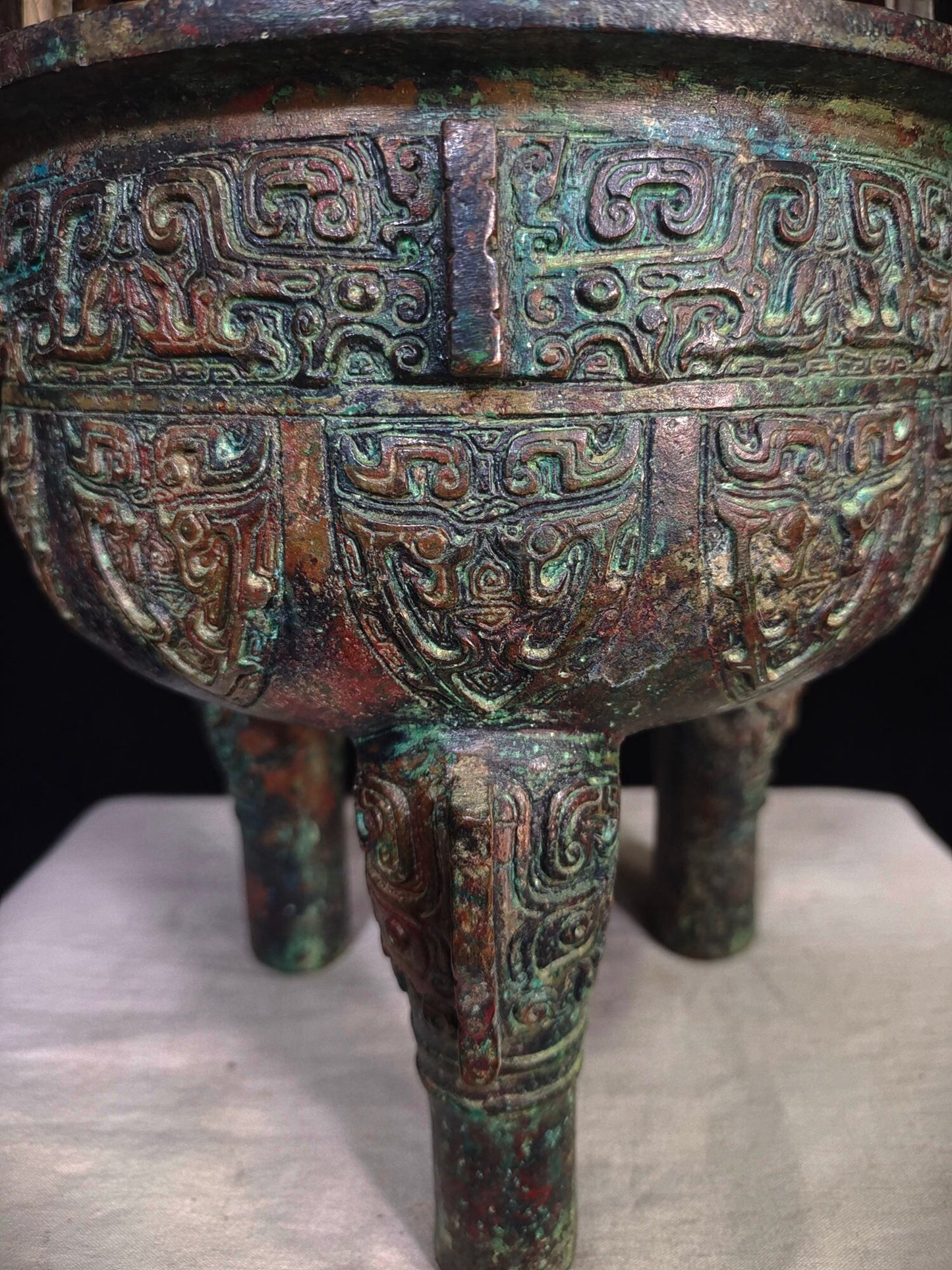 Chinese antique bronze "Cloud and Thunder Pattern Ding"