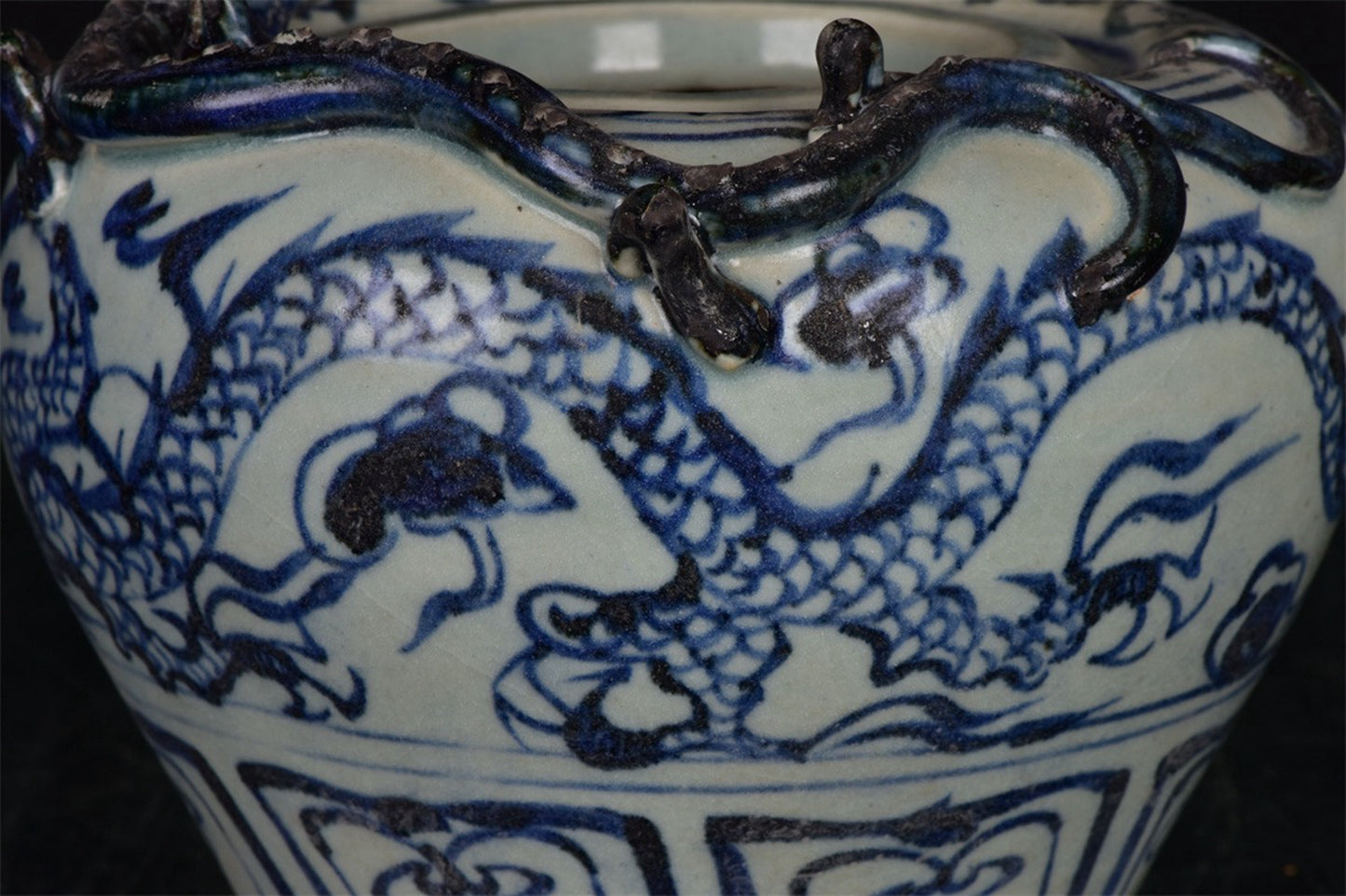 Chinese antique blue and white dragon patterned coiled dragon pen wash