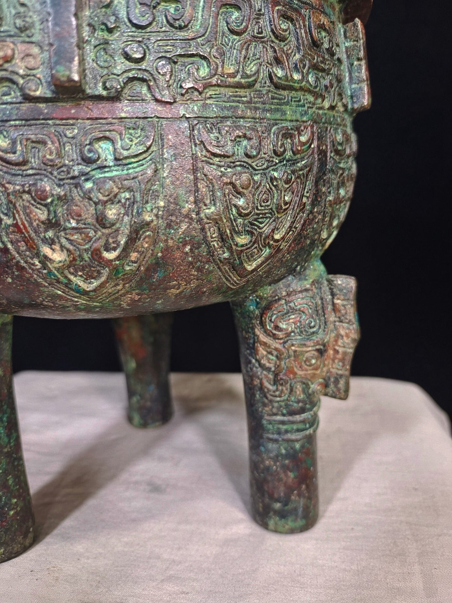 Chinese antique bronze "Cloud and Thunder Pattern Ding"