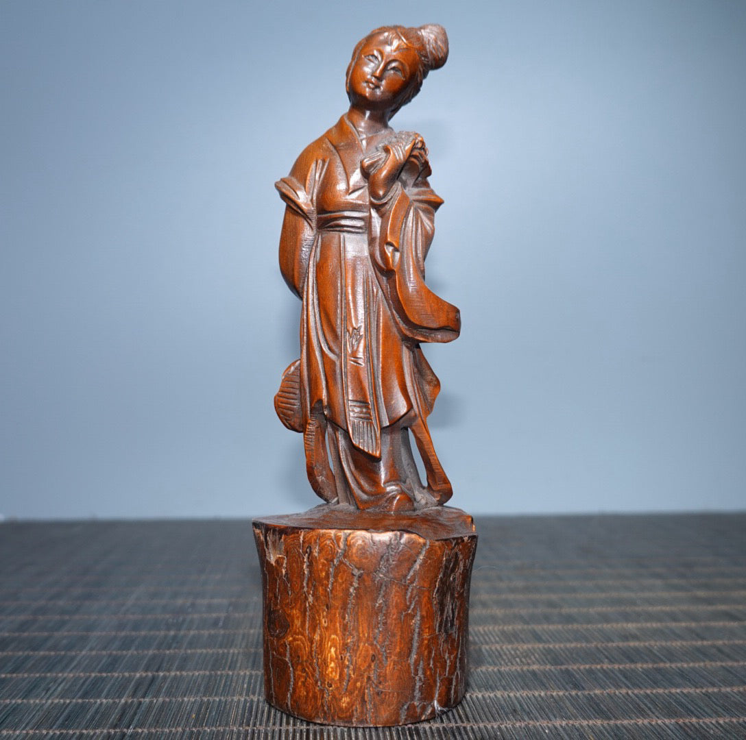 Small leaved boxwood carved female statue