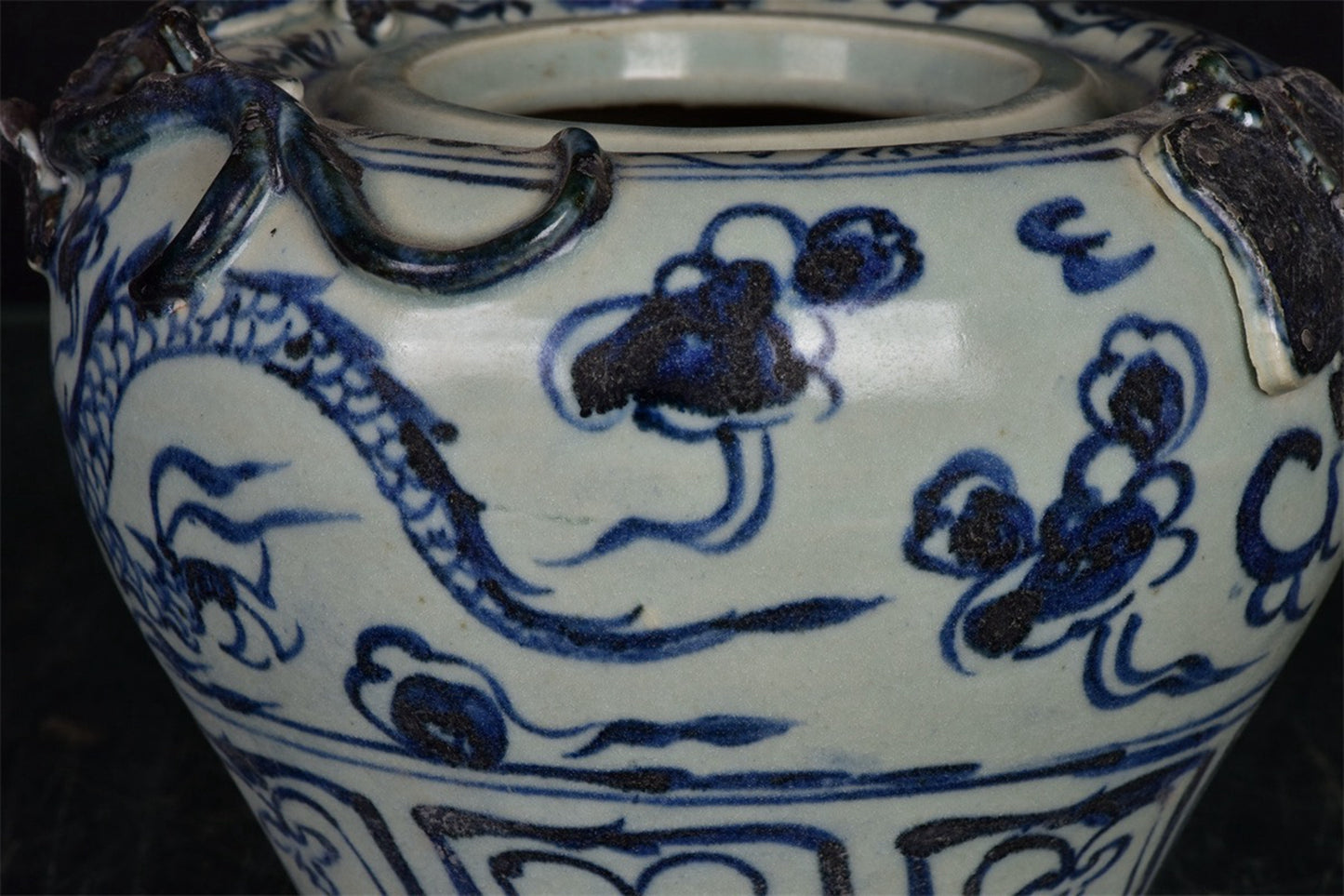 Chinese antique blue and white dragon patterned coiled dragon pen wash