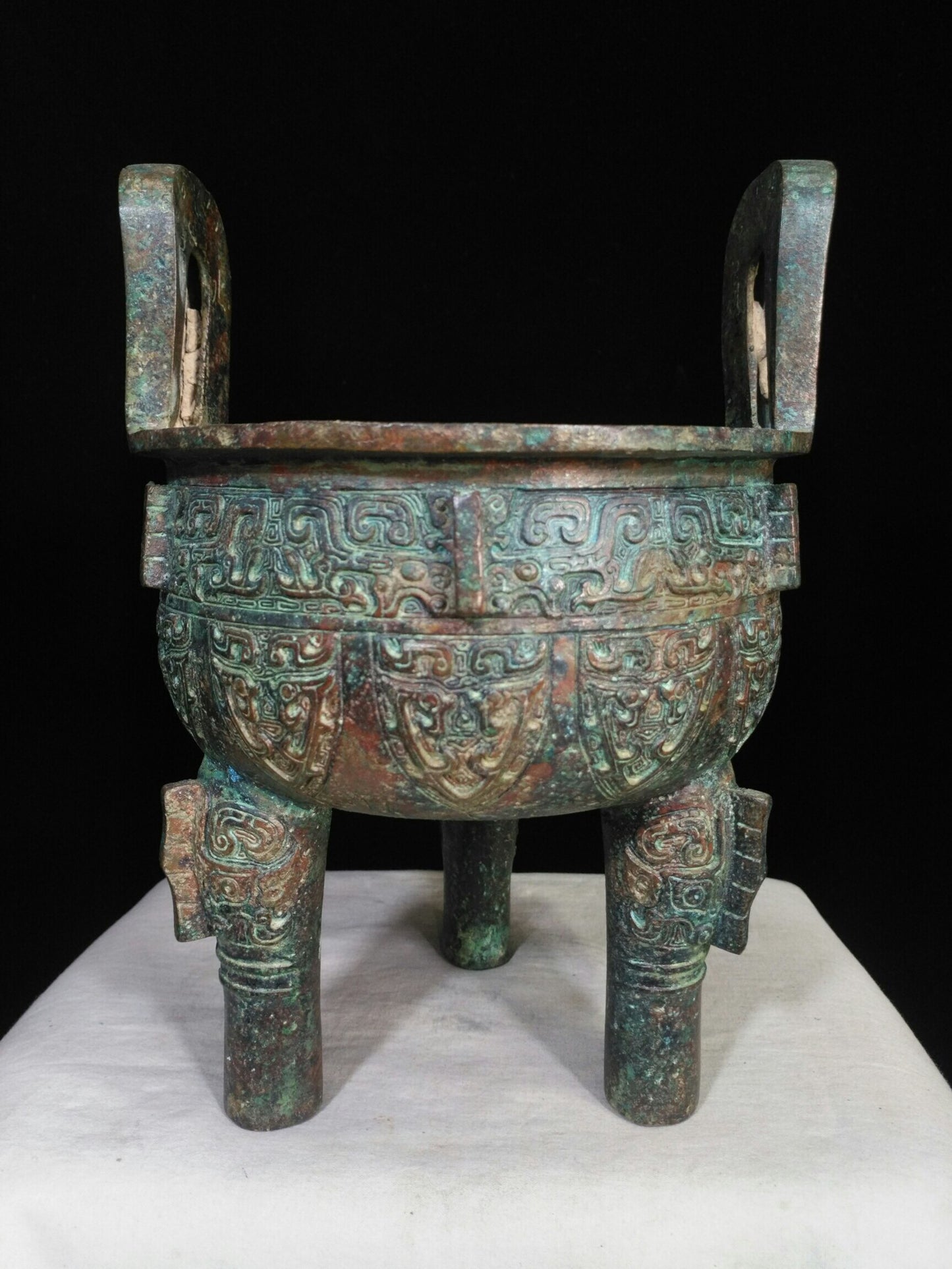 Chinese antique bronze "Cloud and Thunder Pattern Ding"