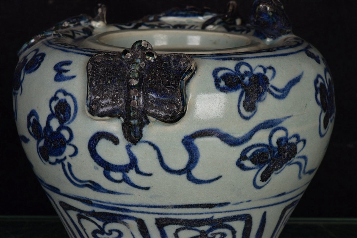 Chinese antique blue and white dragon patterned coiled dragon pen wash