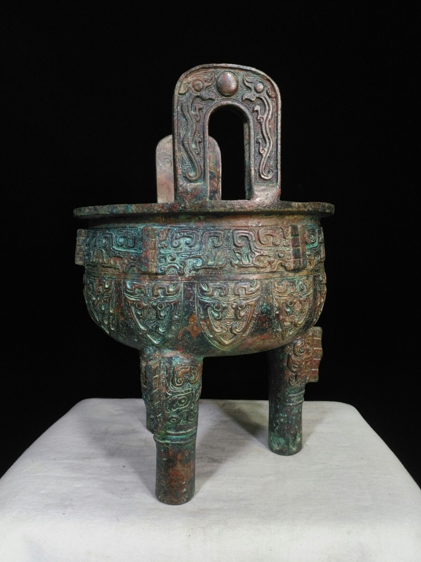 Chinese antique bronze "Cloud and Thunder Pattern Ding"