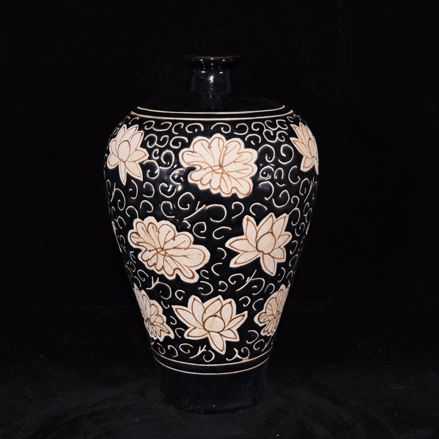 Broken branch flower patterned plum vase