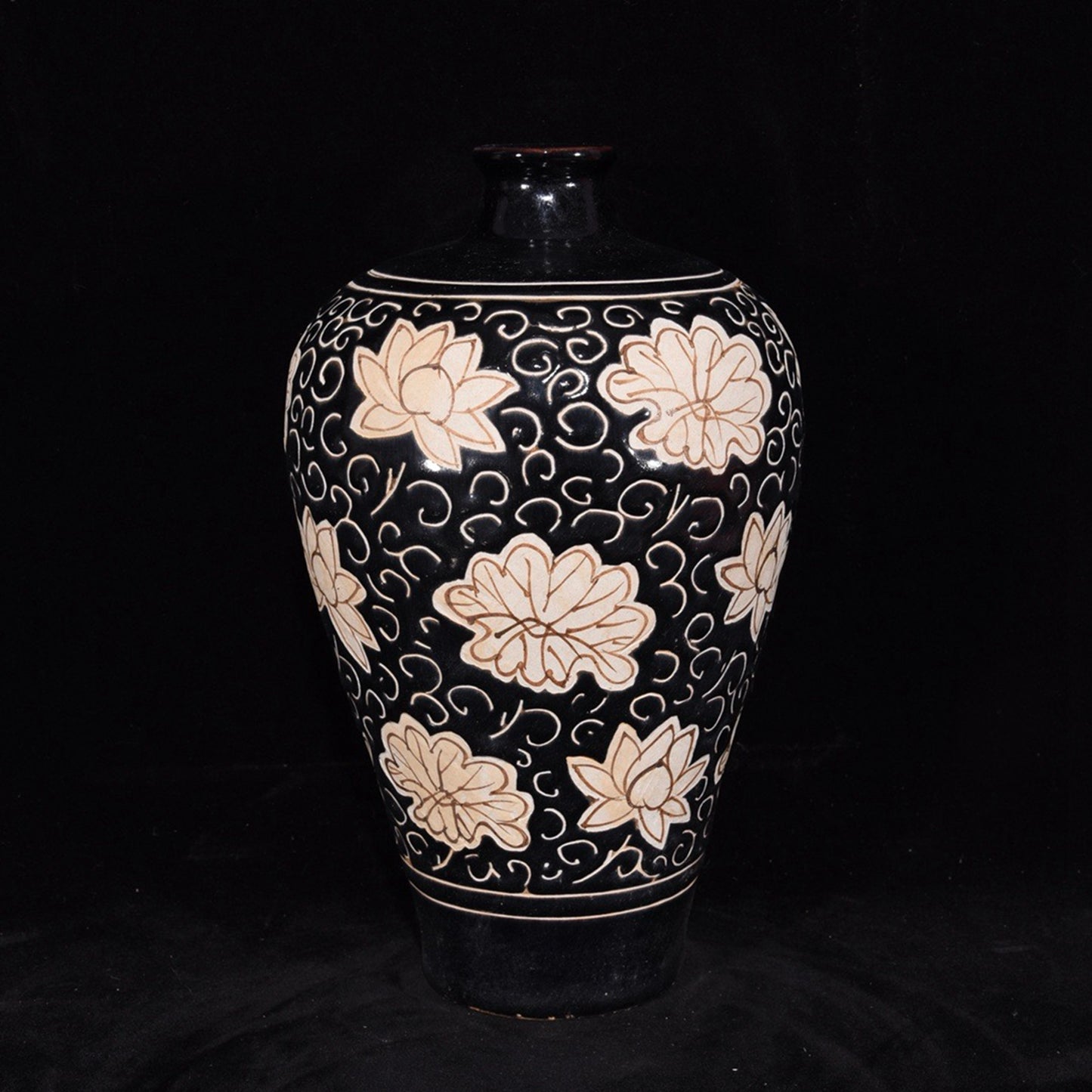 Broken branch flower patterned plum vase