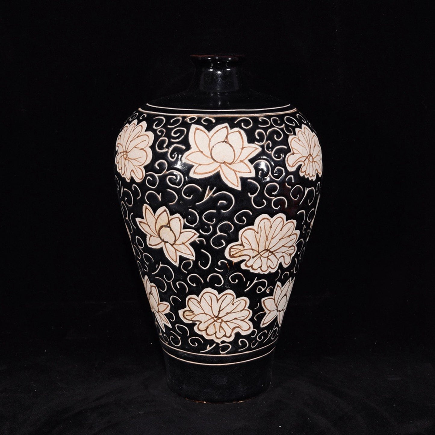 Broken branch flower patterned plum vase