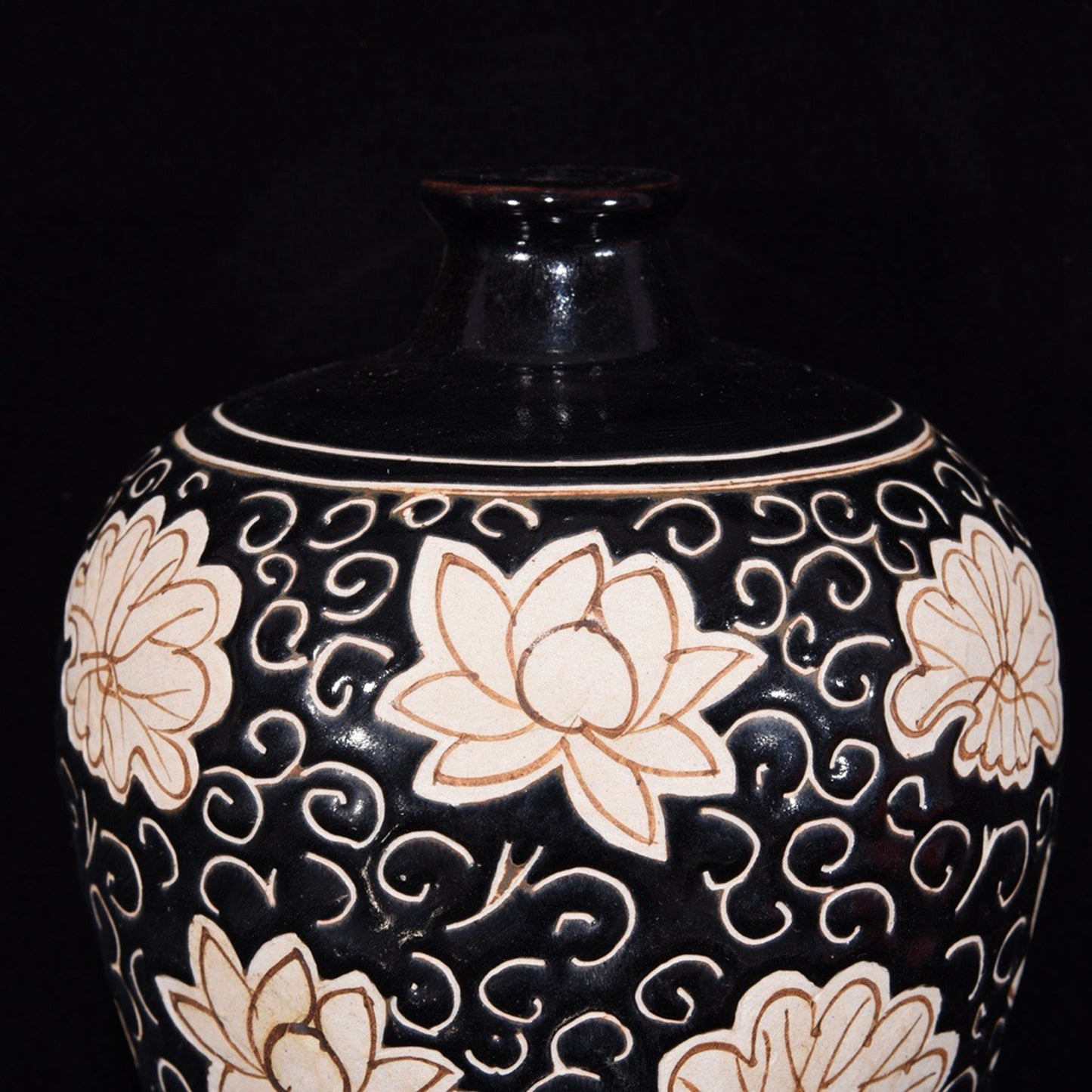 Broken branch flower patterned plum vase