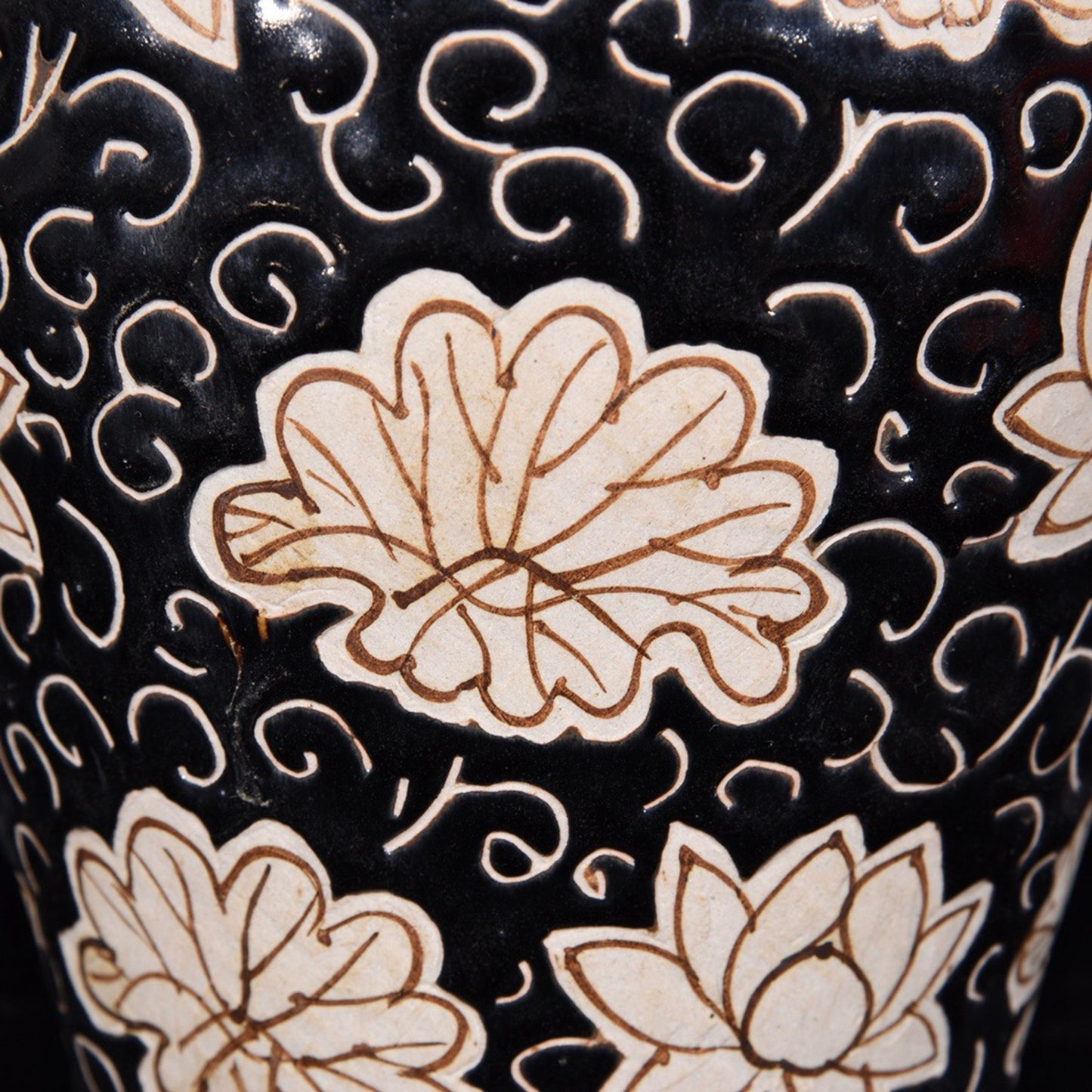 Broken branch flower patterned plum vase