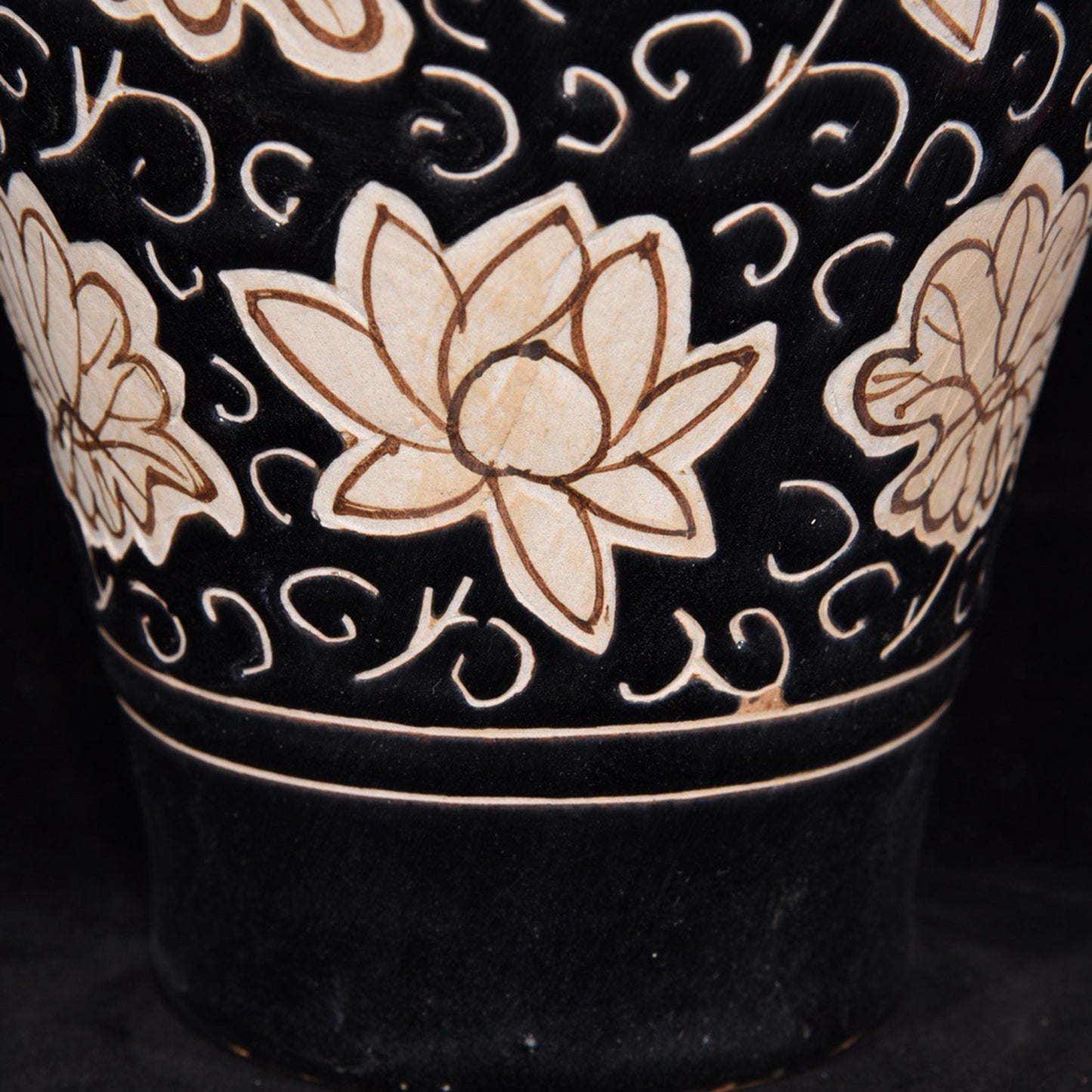 Broken branch flower patterned plum vase