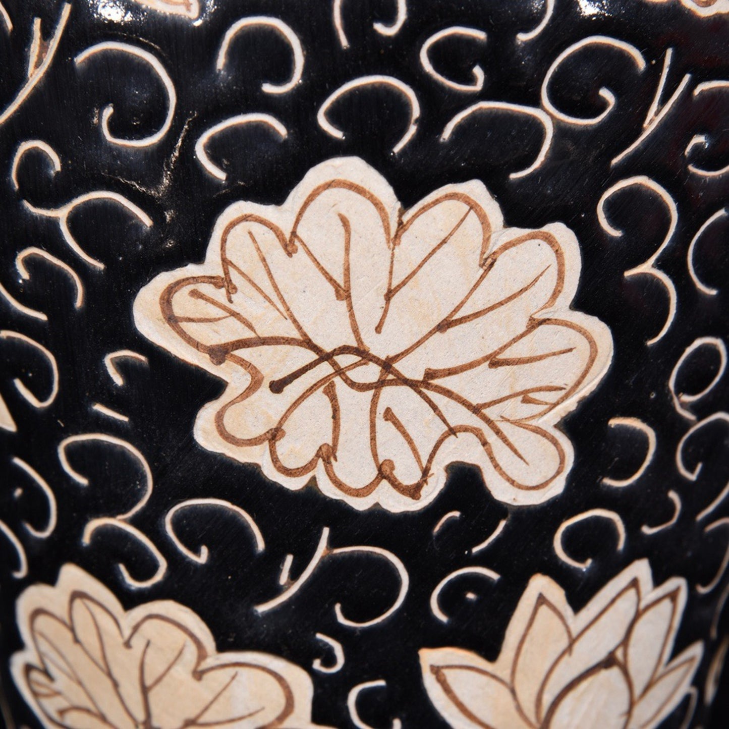 Broken branch flower patterned plum vase