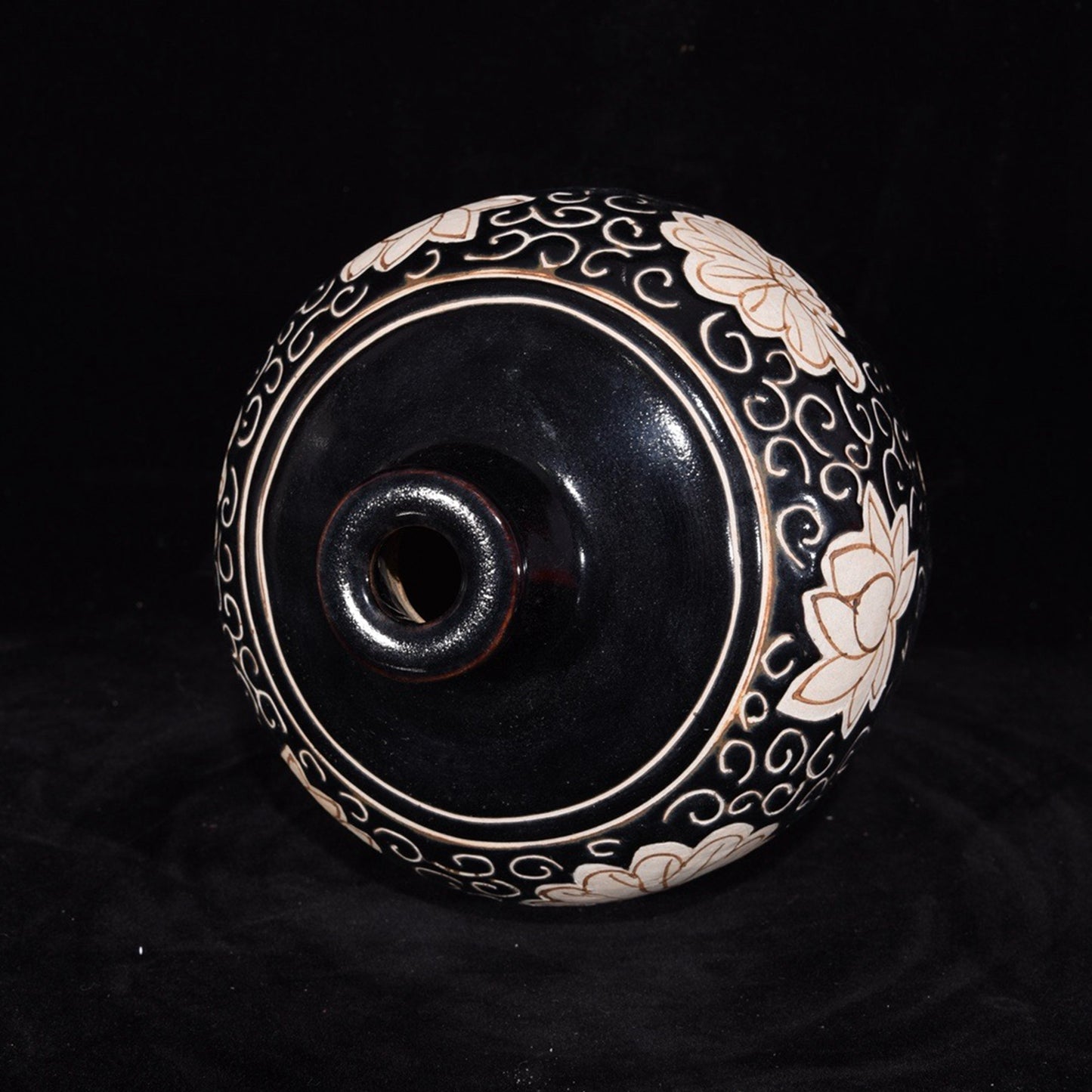 Broken branch flower patterned plum vase