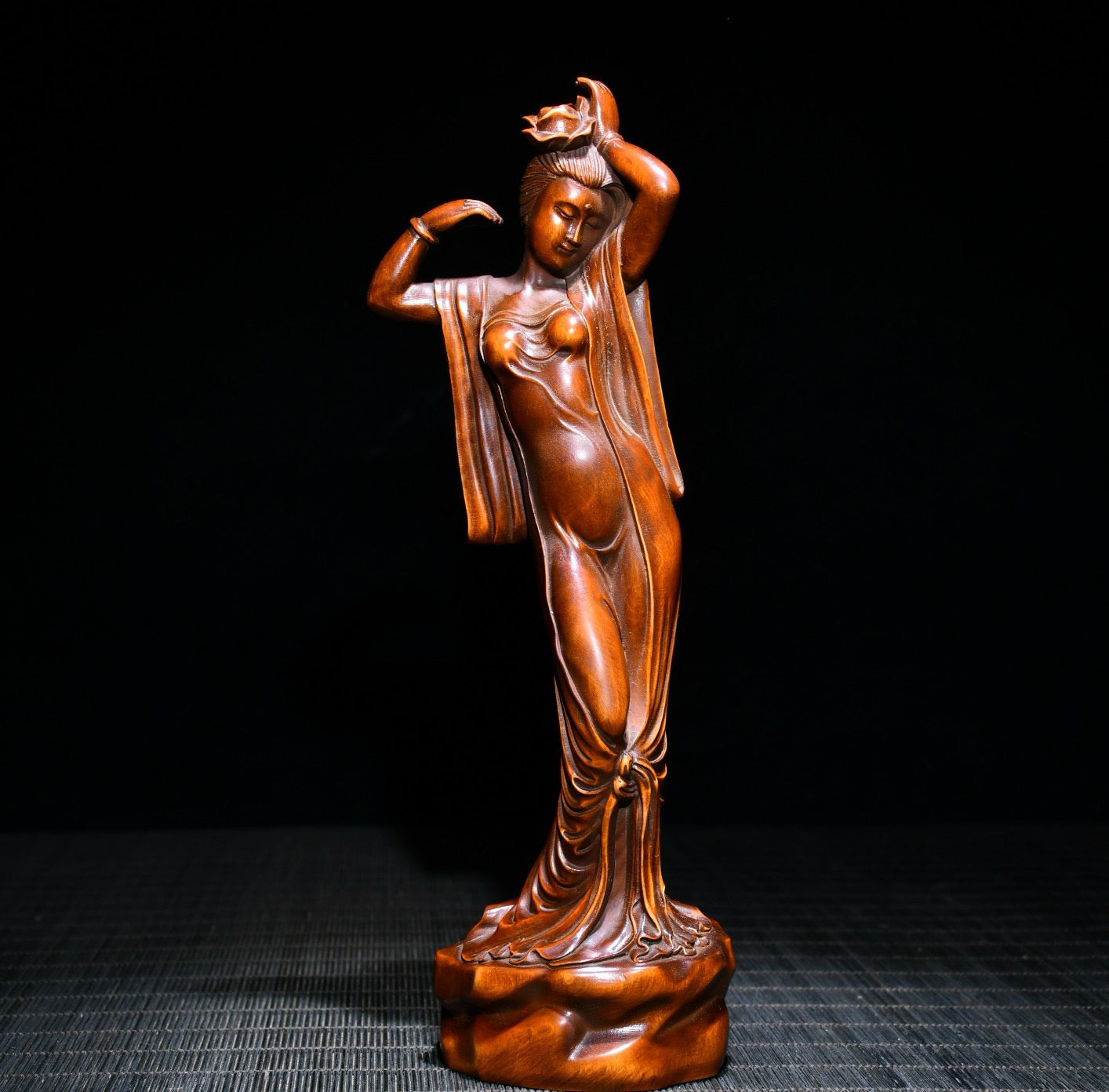 Huangyang wood is exquisitely carved into a statue of a beautiful woman in Xishi