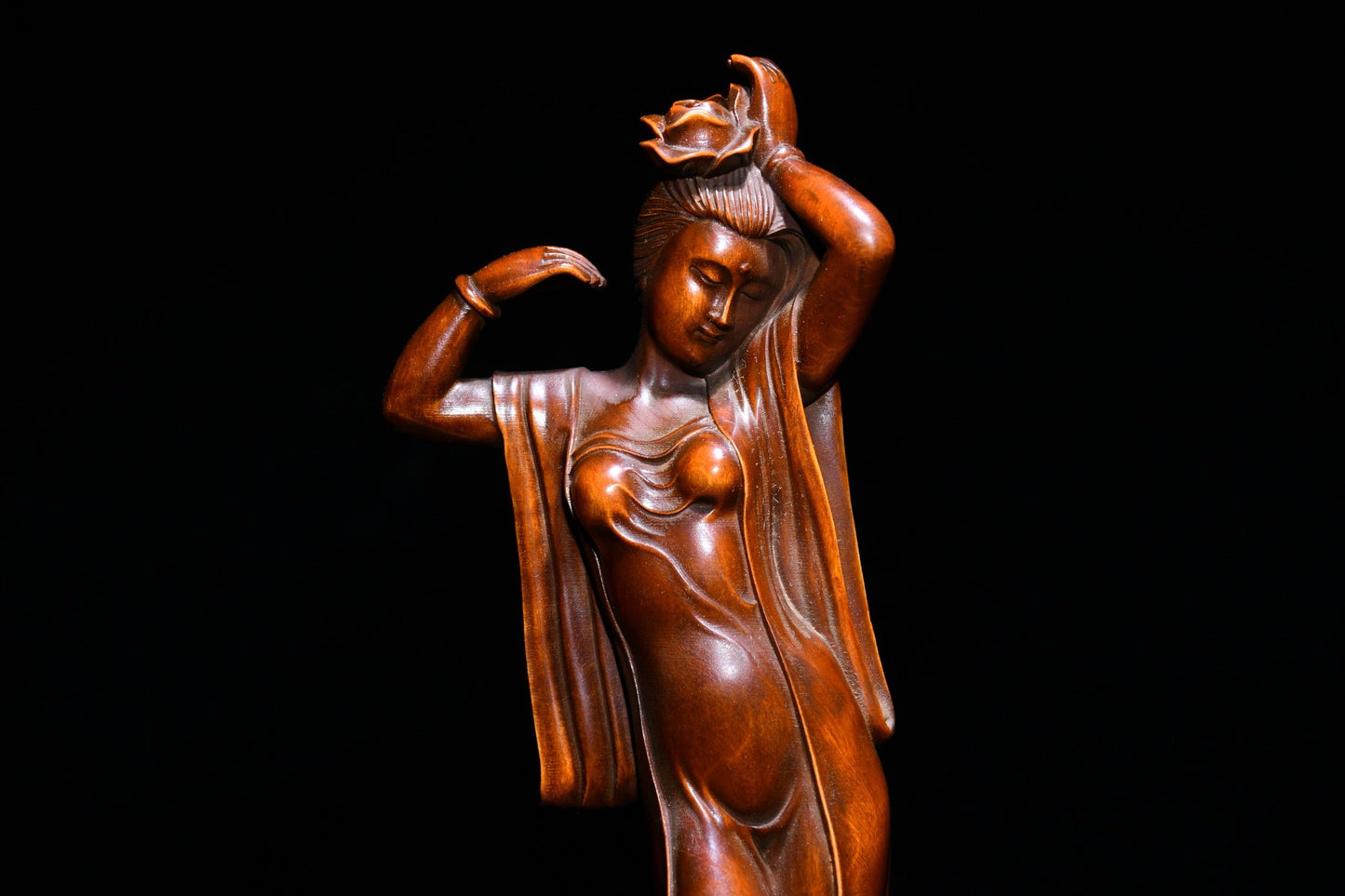 Huangyang wood is exquisitely carved into a statue of a beautiful woman in Xishi
