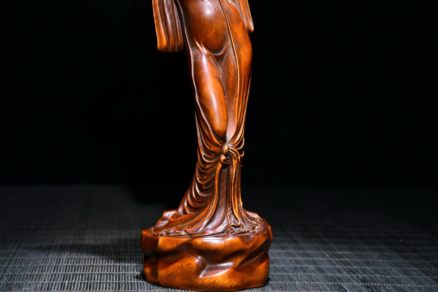 Huangyang wood is exquisitely carved into a statue of a beautiful woman in Xishi