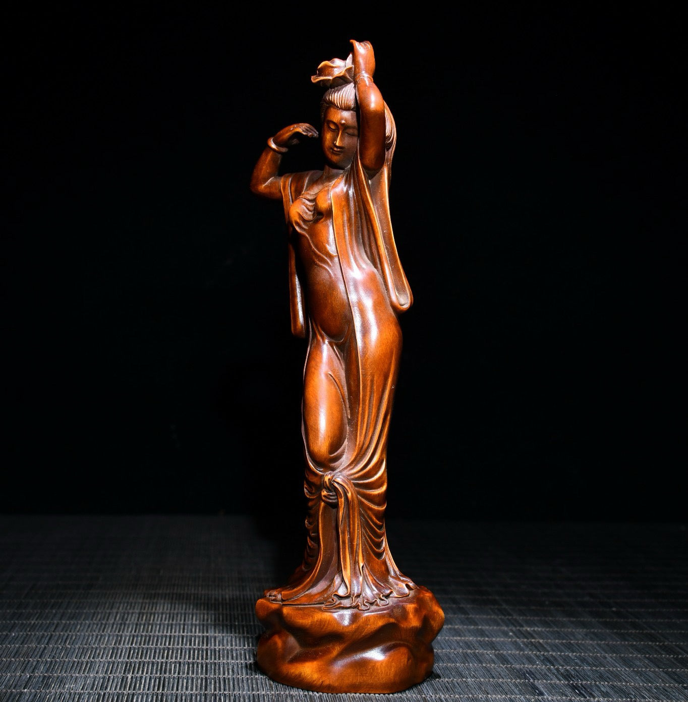 Huangyang wood is exquisitely carved into a statue of a beautiful woman in Xishi