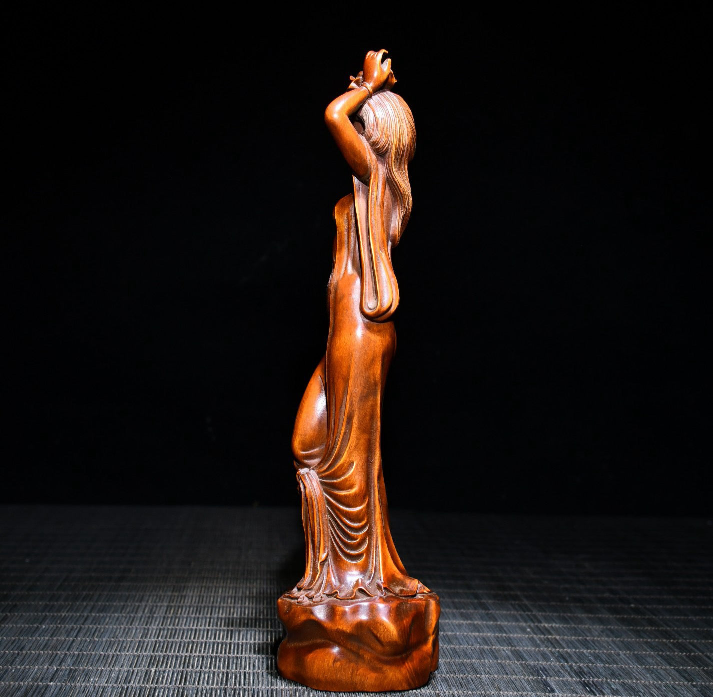 Huangyang wood is exquisitely carved into a statue of a beautiful woman in Xishi