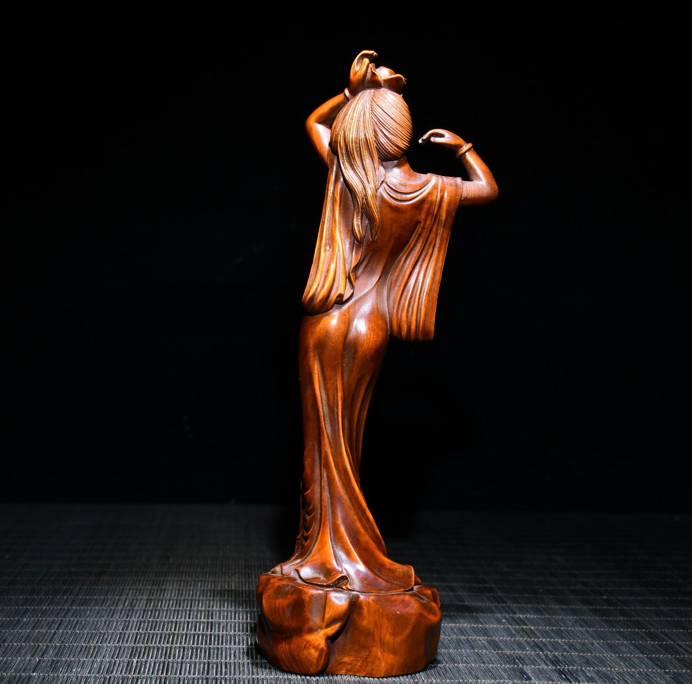 Huangyang wood is exquisitely carved into a statue of a beautiful woman in Xishi