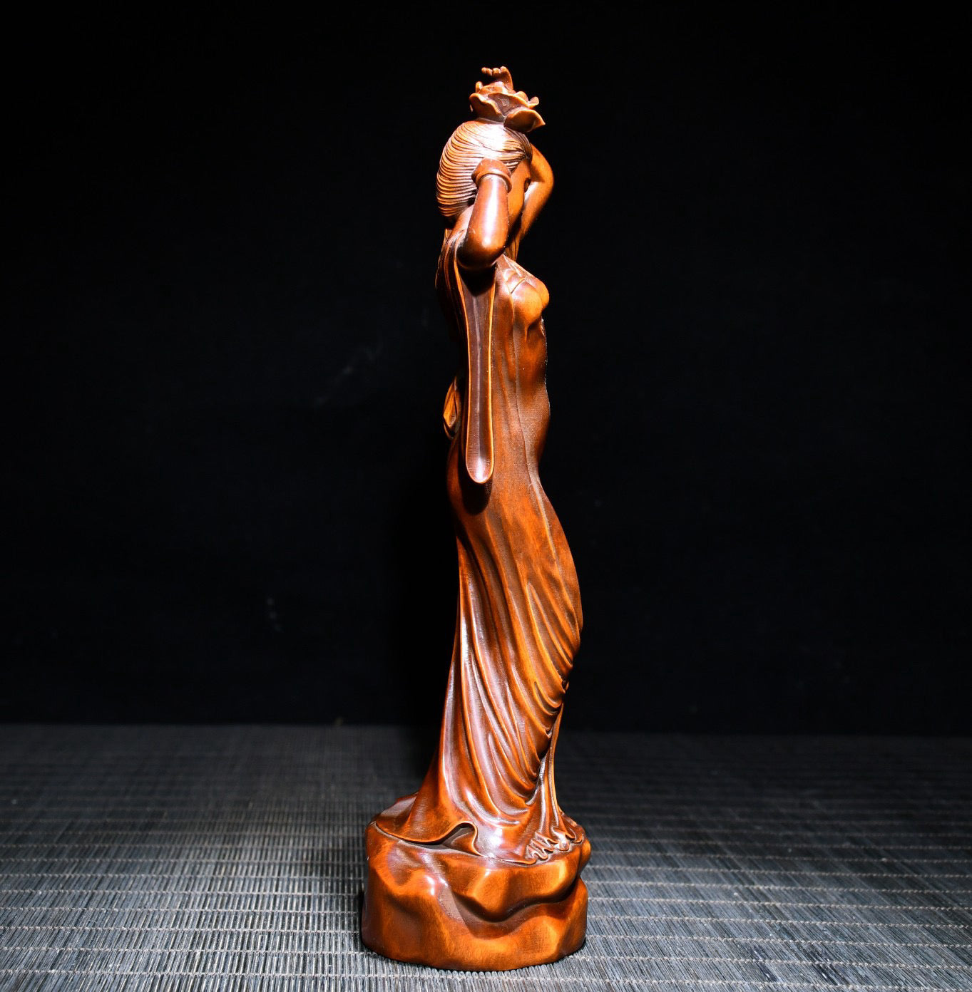 Huangyang wood is exquisitely carved into a statue of a beautiful woman in Xishi