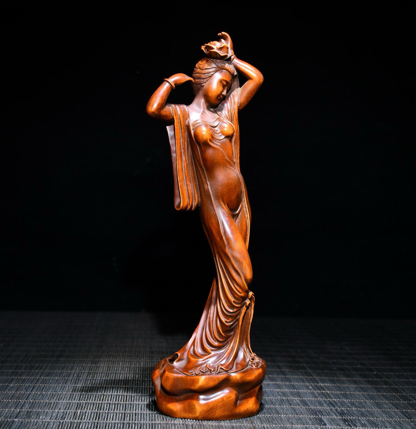 Huangyang wood is exquisitely carved into a statue of a beautiful woman in Xishi