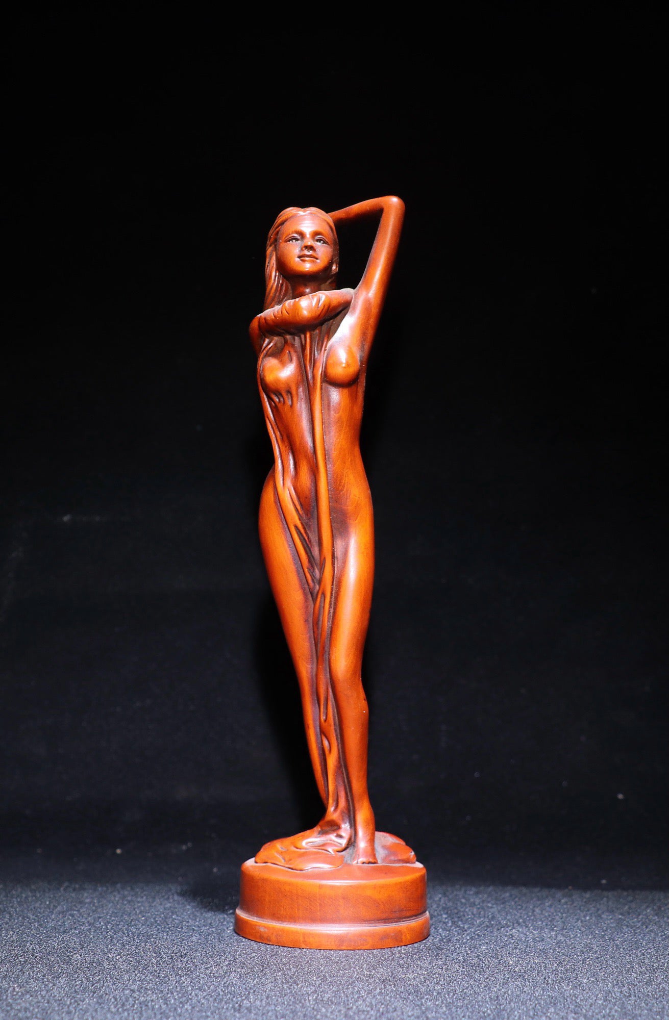 Huangyangmu meticulously carved a statue of the Bathing Girl