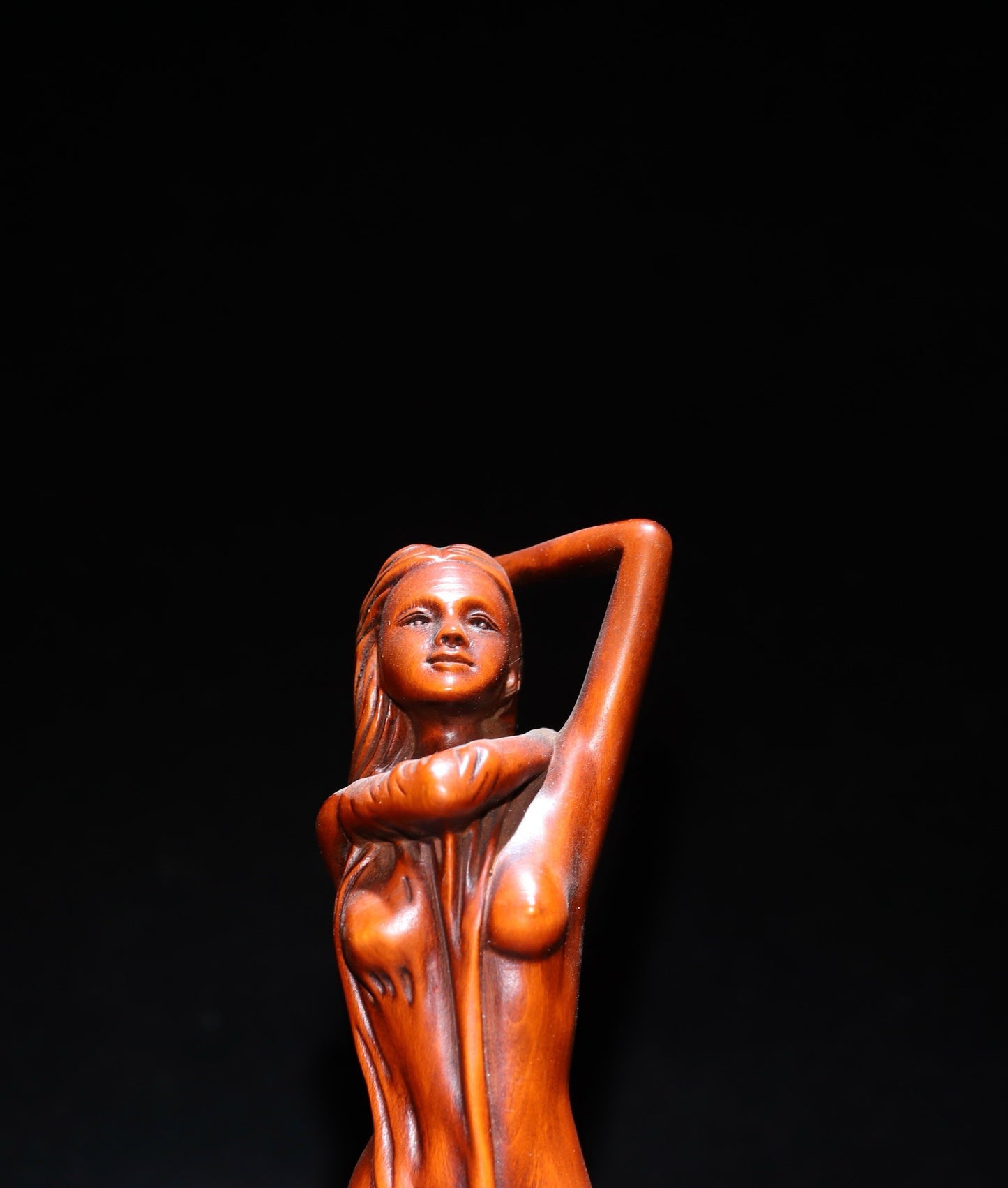 Huangyangmu meticulously carved a statue of the Bathing Girl