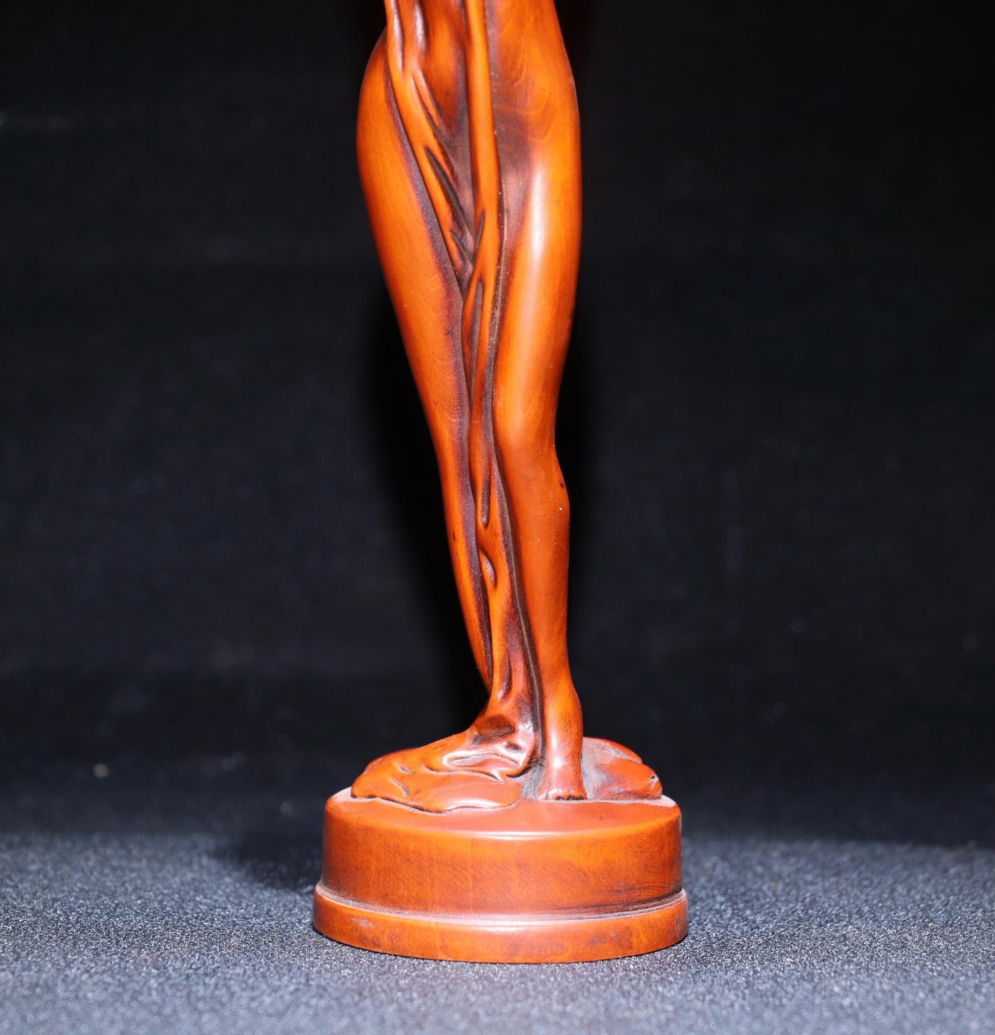 Huangyangmu meticulously carved a statue of the Bathing Girl