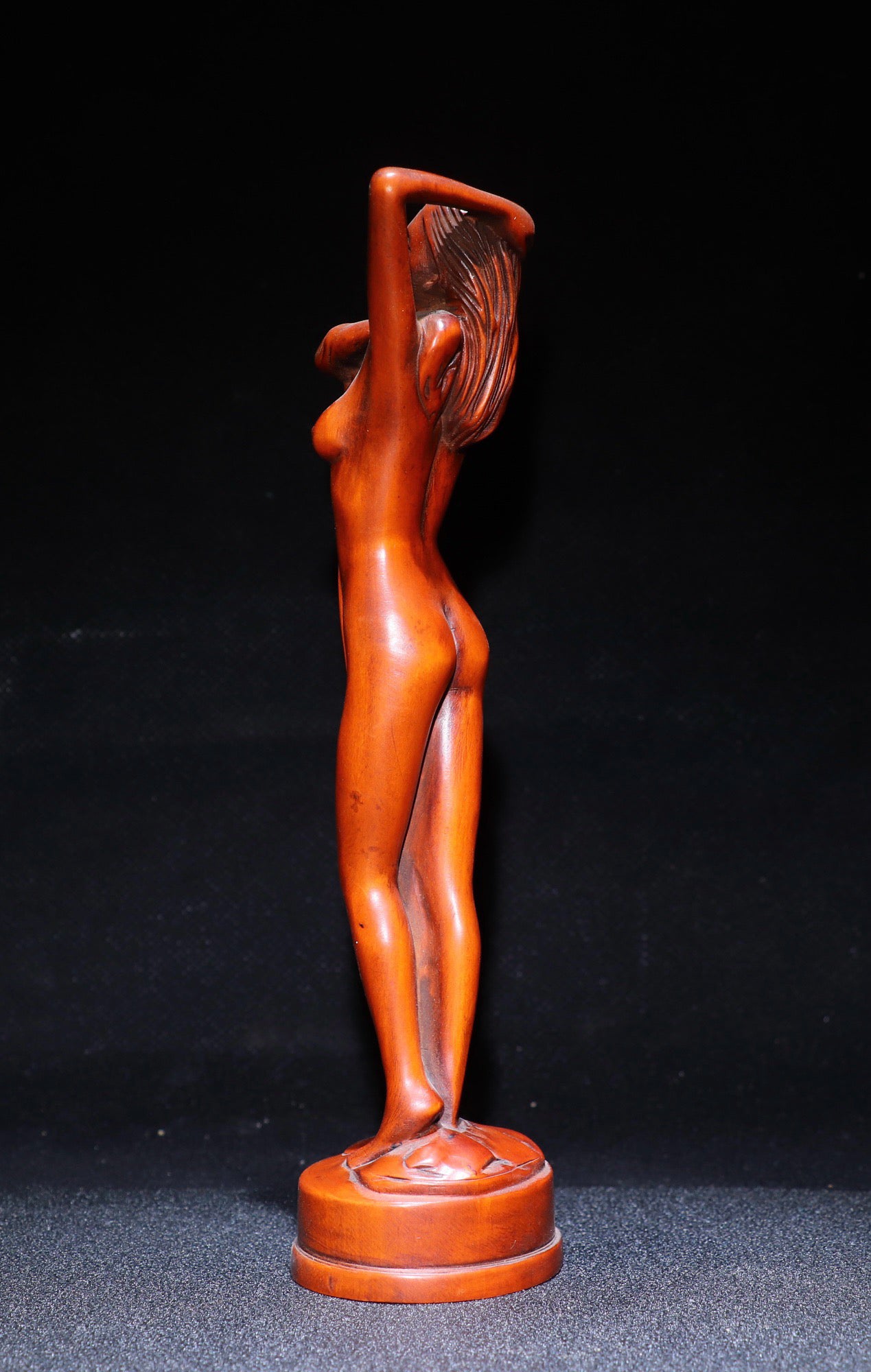 Huangyangmu meticulously carved a statue of the Bathing Girl