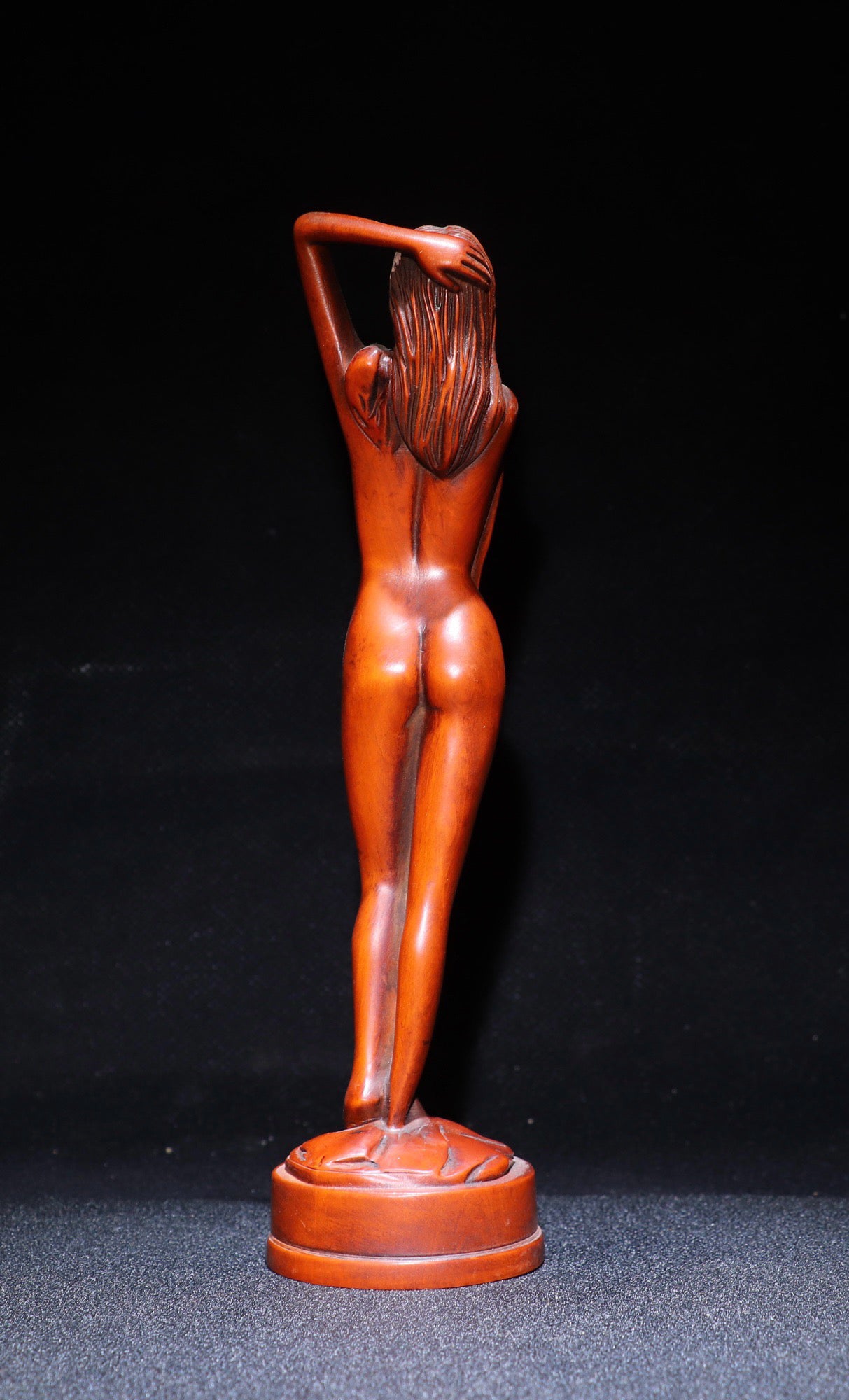 Huangyangmu meticulously carved a statue of the Bathing Girl