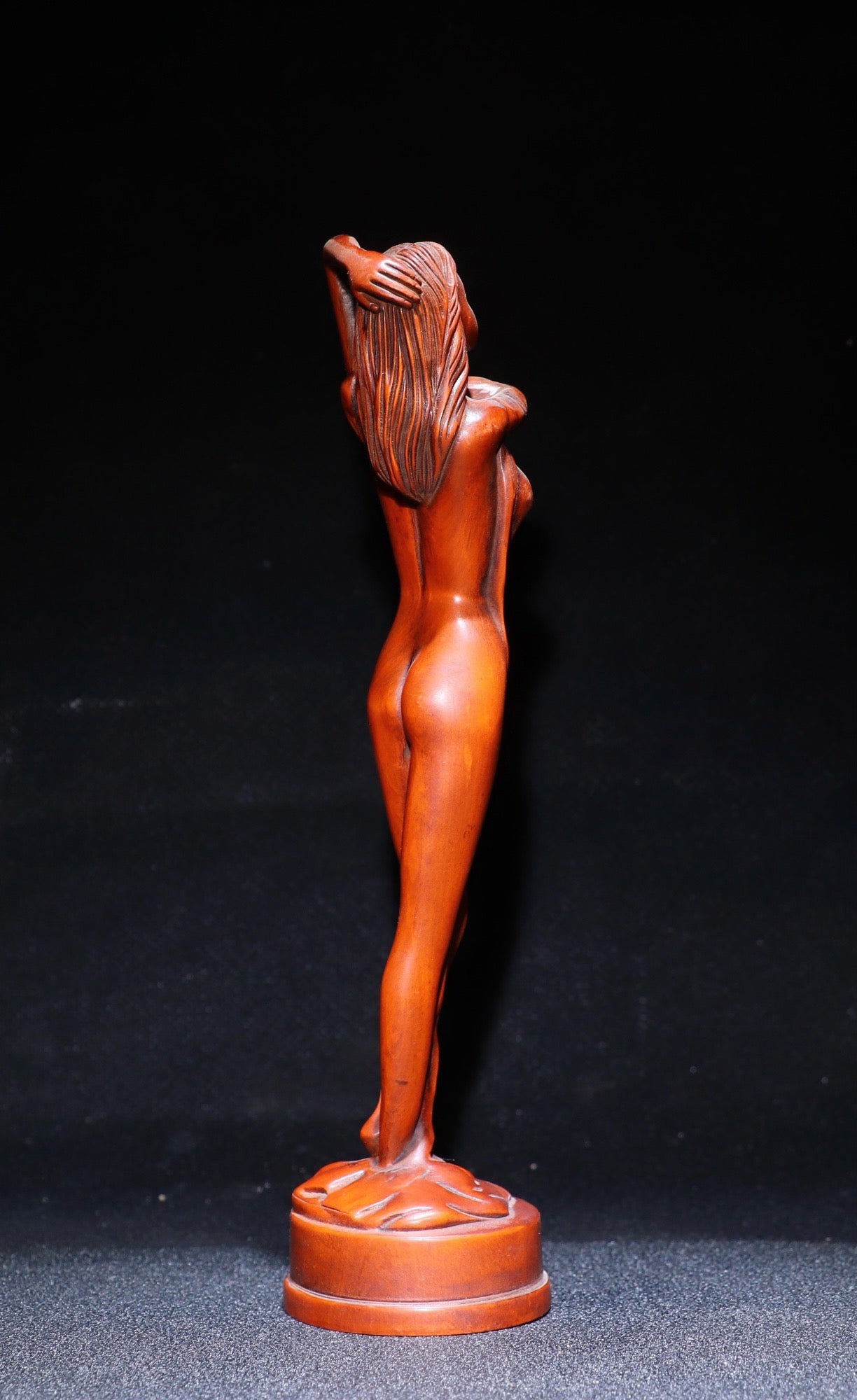 Huangyangmu meticulously carved a statue of the Bathing Girl