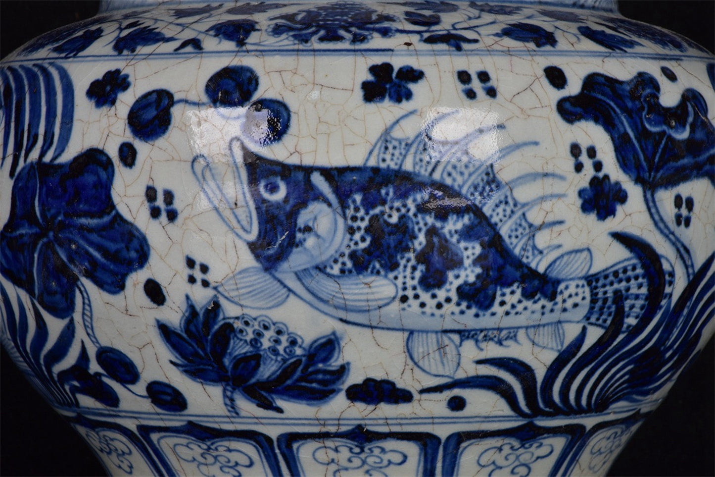Chinese antique blue and white fish and algae patterned sliced jar