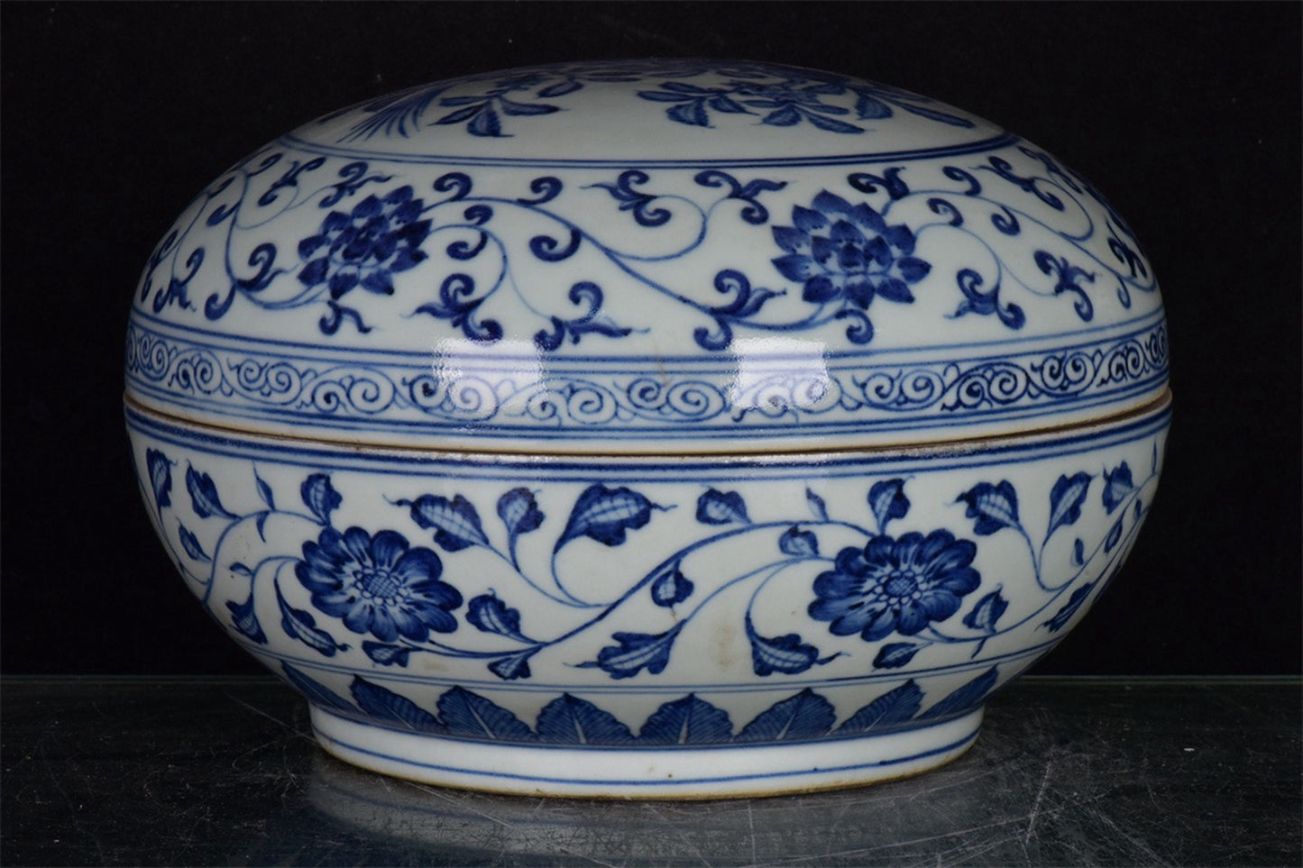 Chinese antique blue and white entangled branch flower pattern cover box
