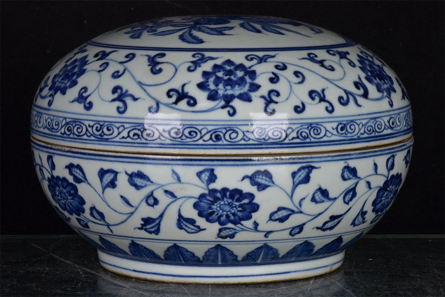 Chinese antique blue and white entangled branch flower pattern cover box