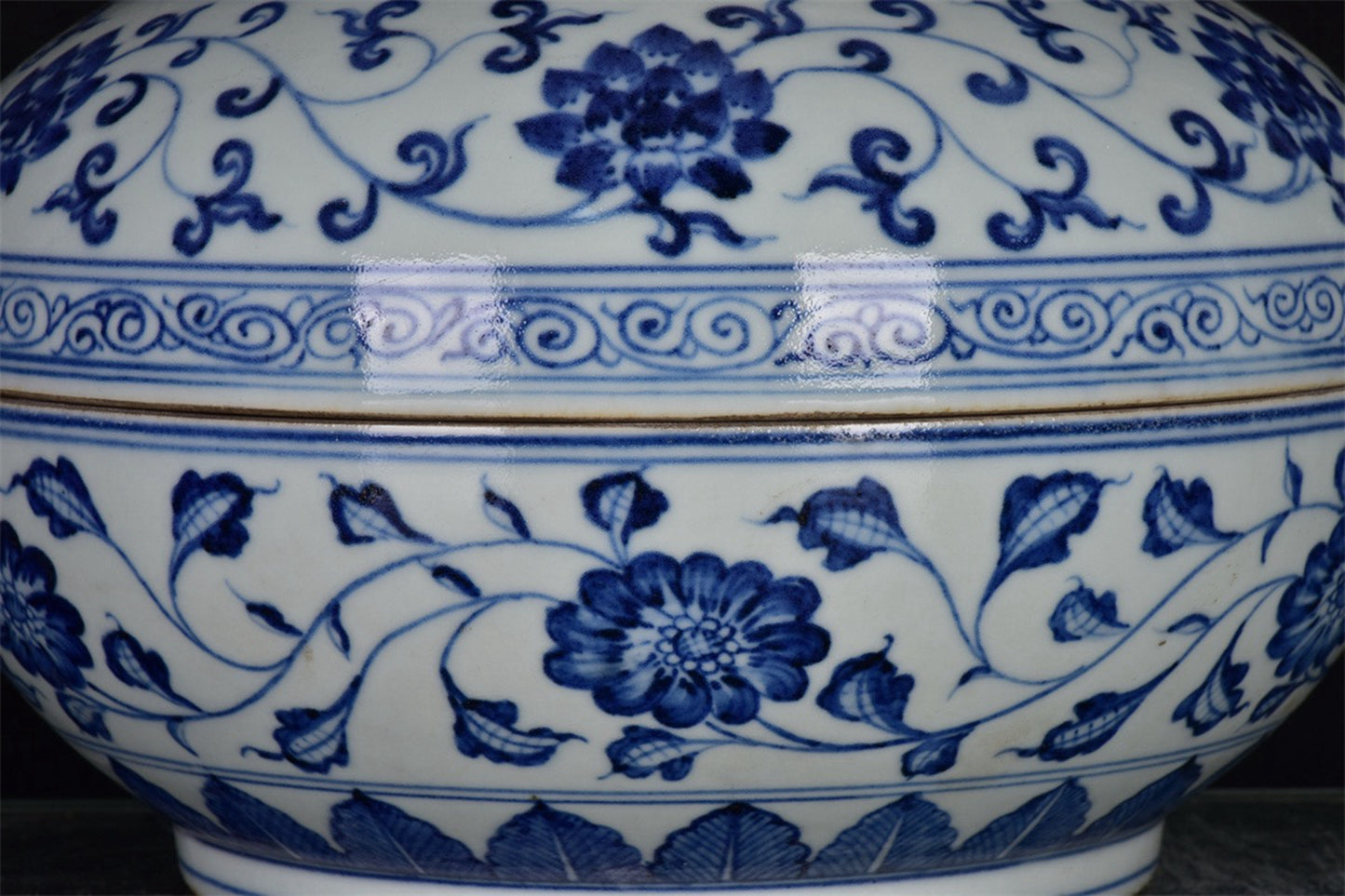 Chinese antique blue and white entangled branch flower pattern cover box