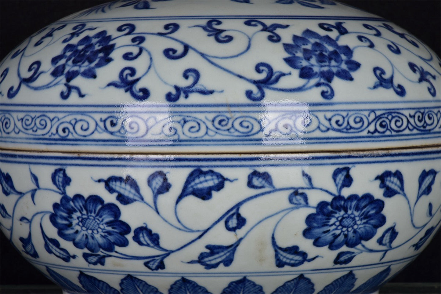 Chinese antique blue and white entangled branch flower pattern cover box